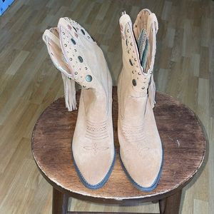 Very volatile Los Angeles boots